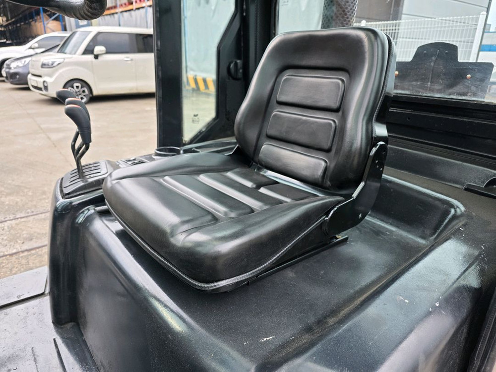 중고지게차 두산 3.3톤 더블타이어 자동발 디젤지게차 1500만원 저렴하게 팝니다 이미지