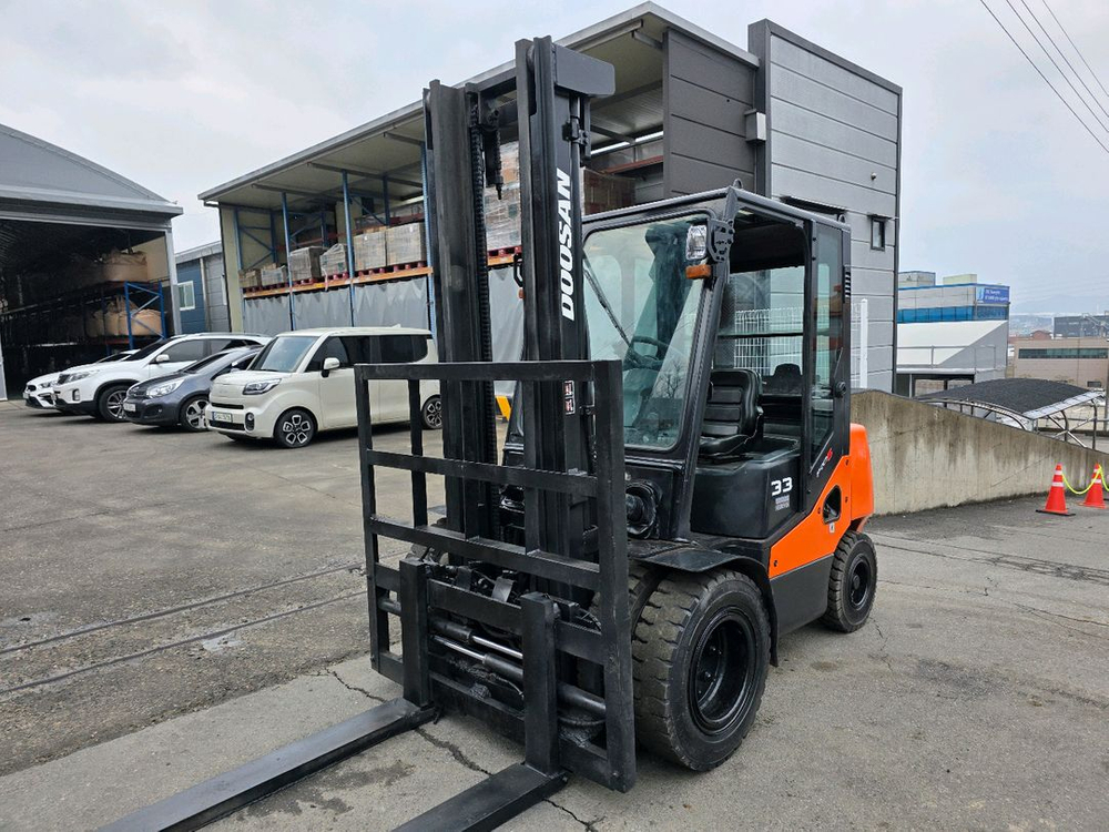 중고지게차 두산 3.3톤 더블타이어 자동발 디젤지게차 1500만원 저렴하게 팝니다 이미지