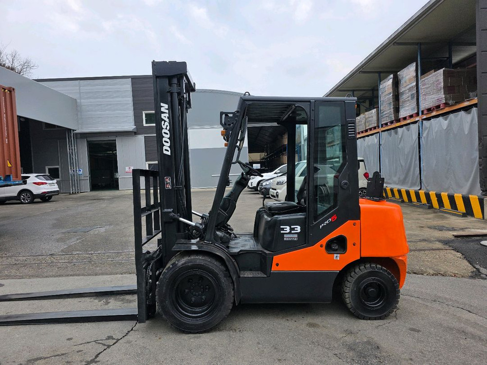 중고지게차 두산 3.3톤 더블타이어 자동발 디젤지게차 1500만원 저렴하게 팝니다 이미지