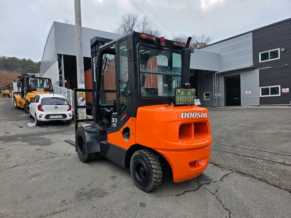중고지게차 두산 3.3톤 더블타이어 자동발 디젤지게차 1500만원 저렴하게 팝니다 이미지