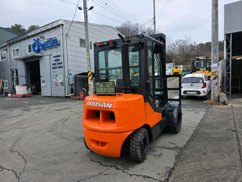 중고지게차 두산 3.3톤 더블타이어 자동발 디젤지게차 1500만원 저렴하게 팝니다 이미지