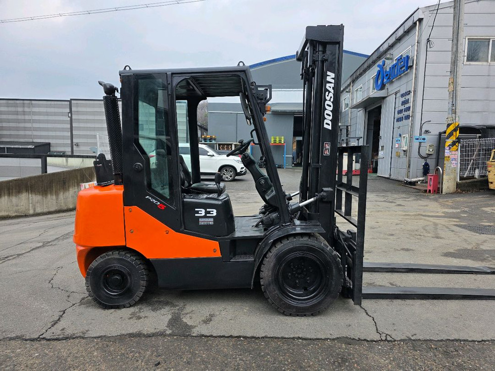 중고지게차 두산 3.3톤 더블타이어 자동발 디젤지게차 1500만원 저렴하게 팝니다 이미지