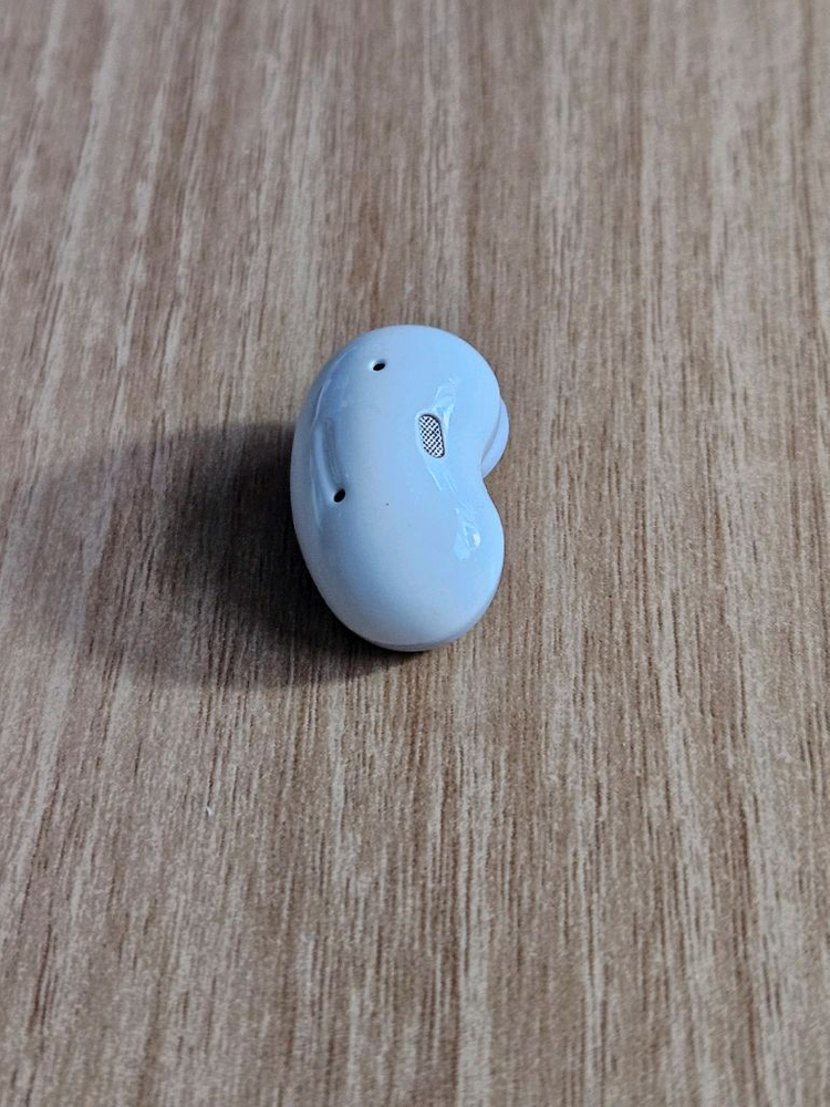 갤럭시 버즈라이브 화이트 오른쪽 유닛 이미지