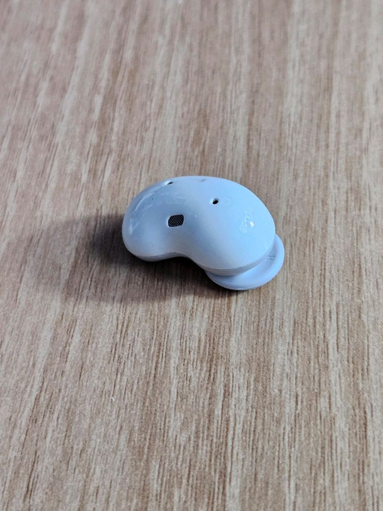 갤럭시 버즈라이브 화이트 오른쪽 유닛 이미지