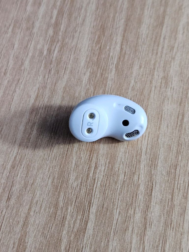 갤럭시 버즈라이브 화이트 오른쪽 유닛 이미지