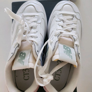 아이유 운동화 뉴발란스 302 이미지