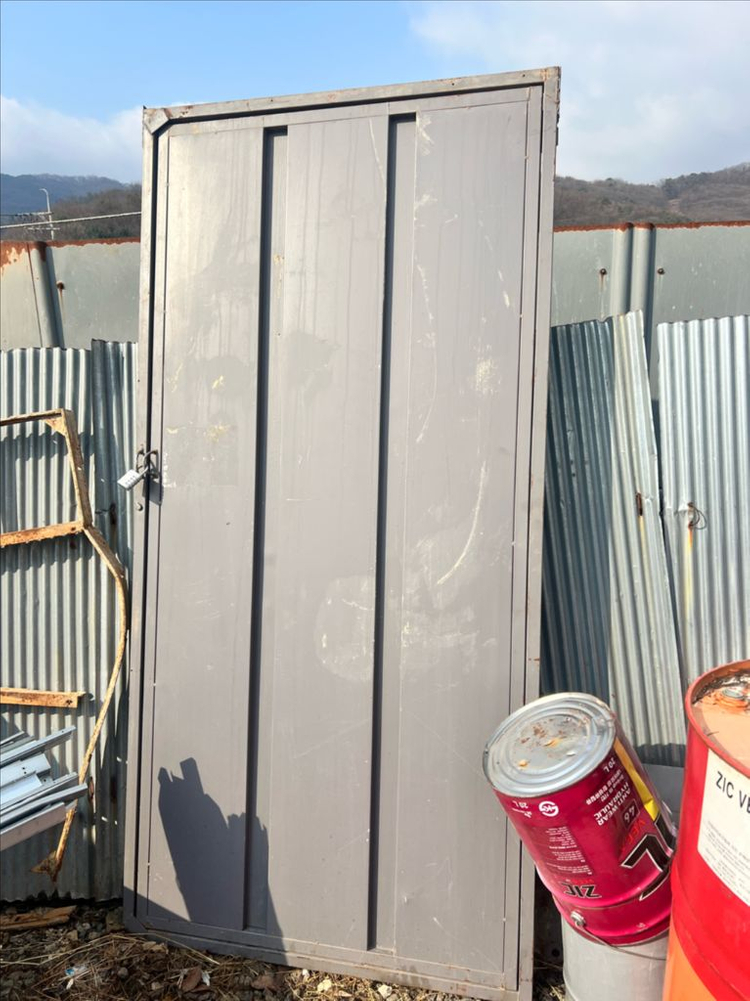 두꺼운 철문 판매합니다. 이미지