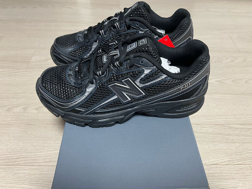 뉴발란스 740 블랙 실버 메탈릭 245 판매 이미지