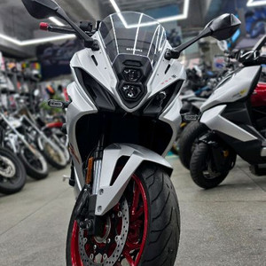 스즈끼 gsx 8r 2천키로 신차급 25년식