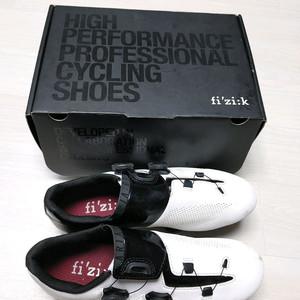 5회착용) 피직 R3 아리아 로드 카본 클릿슈즈 화이트 41사이즈+시마노 클릿+슈커버 일괄로 팝니다.택포17만