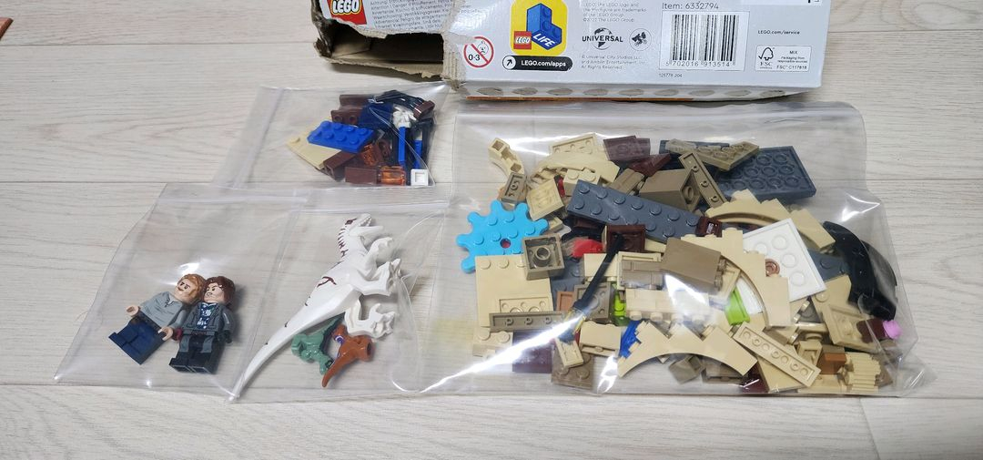 레고 쥬라기월드 76945 아트로시랩터 공룡 오토바이 추격전 중고입니다. 이미지