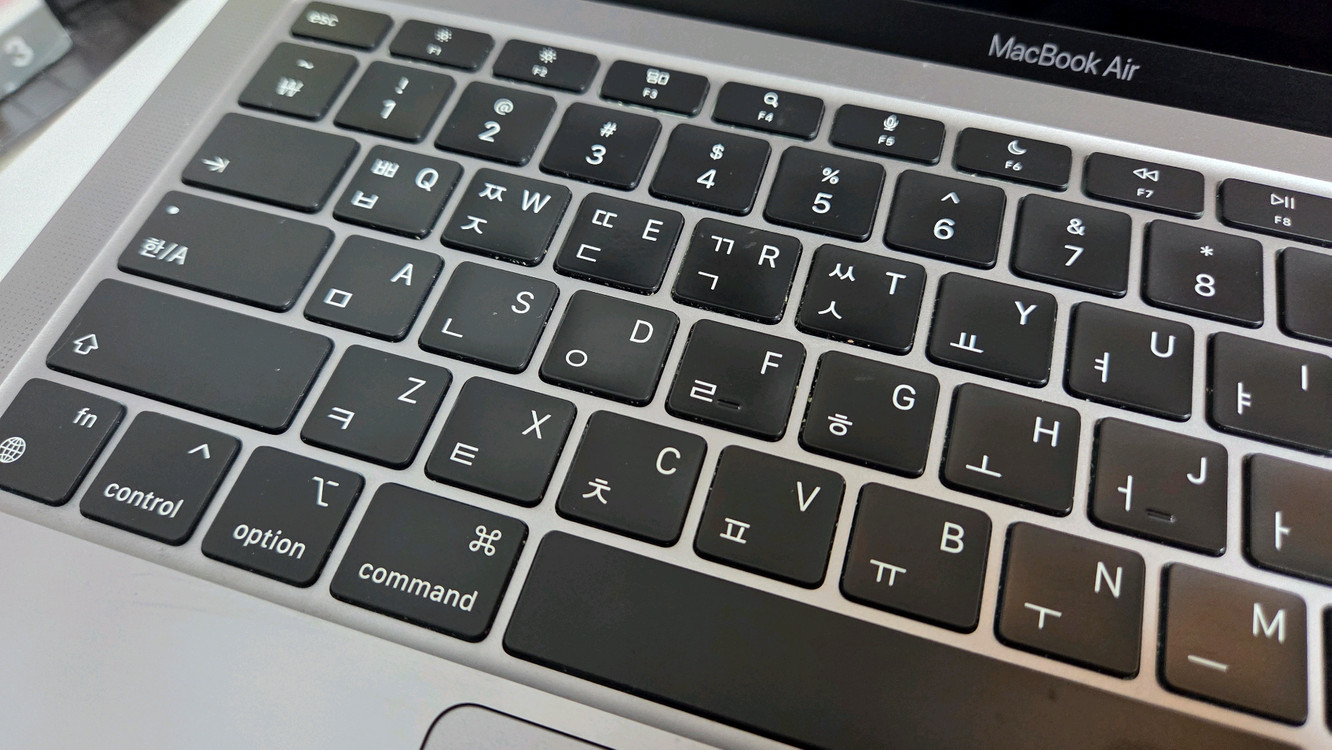 맥북 에어 M1칩 8GB/256GB--8