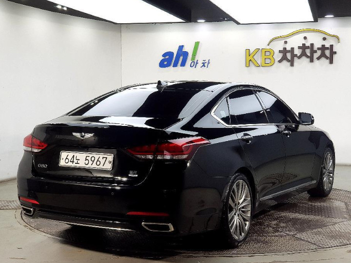 중형 세단 이미지