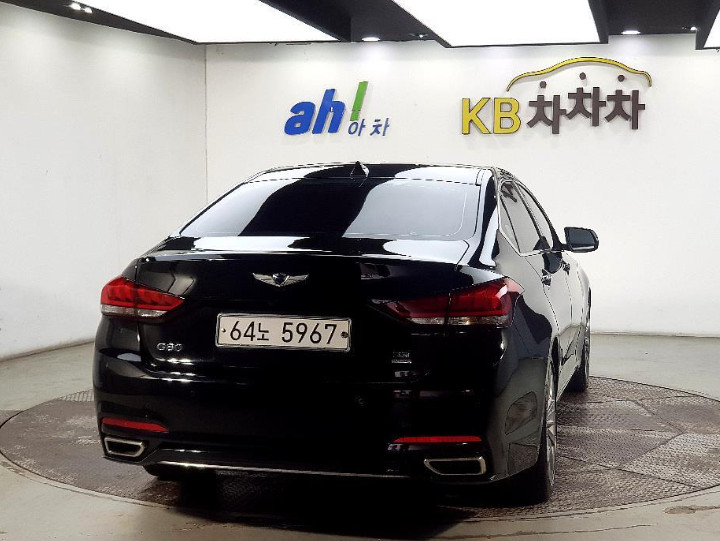 중형 세단 이미지