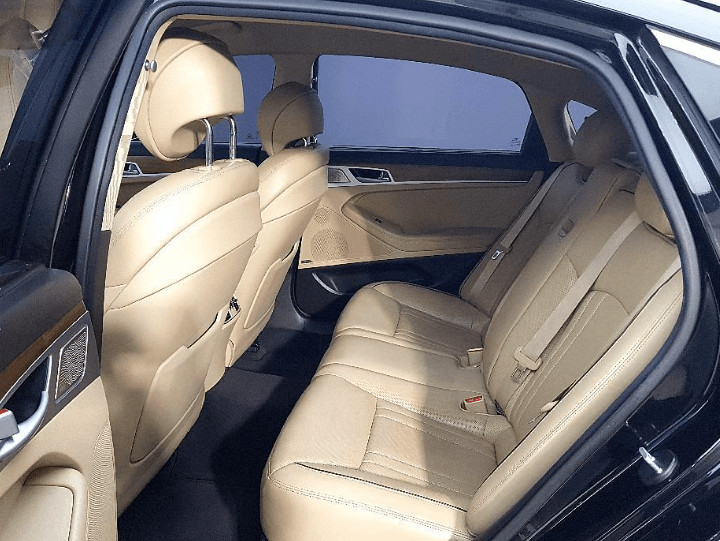 중형 세단 이미지