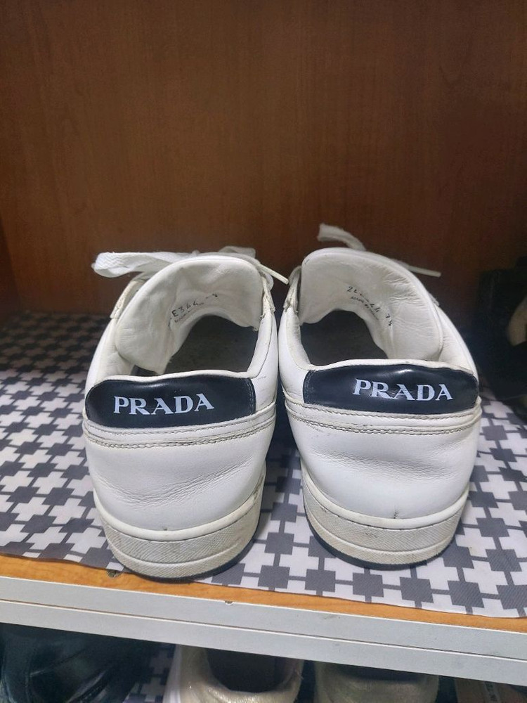 프라다 다운타운 레더 스니커즈 화이트/블랙--1