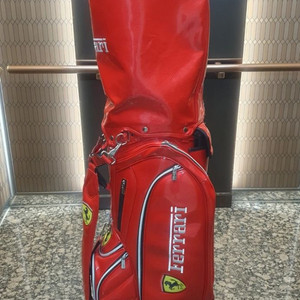 페라리(Ferrari) 에나멜 레드 레어 스탠드 골프백 팝니다