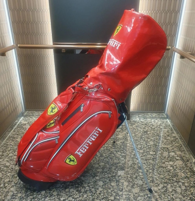 페라리(Ferrari) 에나멜 레드 레어 스탠드 골프백 팝니다--1