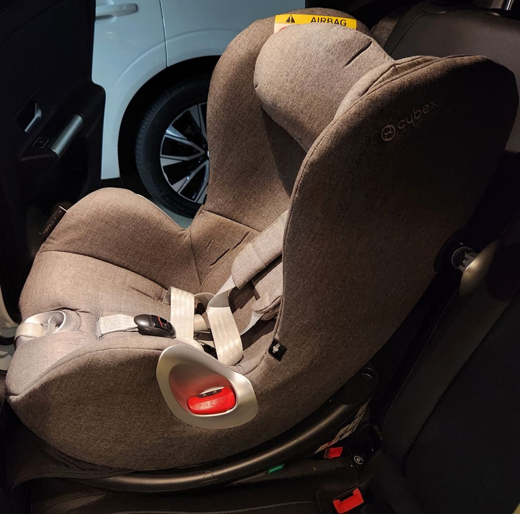 싸이벡스 카시트 이미지