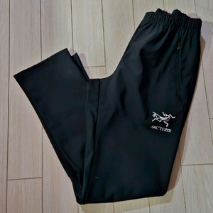 아크테릭스 블랙 색상 기능성 바지