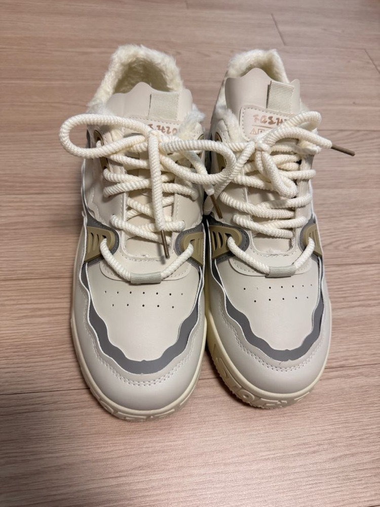 새상품 얇은 퍼 안감 부드러운 착화감 키높이 캐주얼 운동화 260-265 이미지