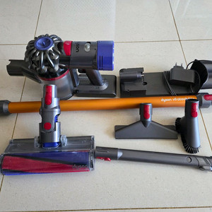 다이슨V8 무선 청소기(새배터리) 판매 합니다. 이미지