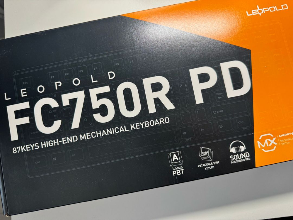 레오폴드 FC750R PD 키보드 + 레인보우 키캡 이미지
