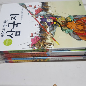 만화가 이현세 처음으로 만나는 삼국지 1-5 전권 어린이용 소설입니다.