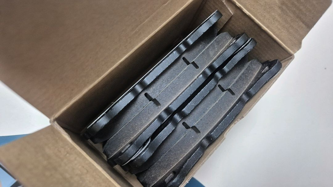 아도반VR 제네시스 쿠페용 앞 브레이크패드 이미지