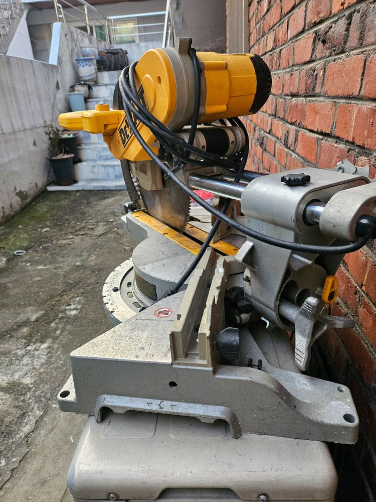 디월트 12인치 슬라이딩 각도절단기 마이터쏘 이미지