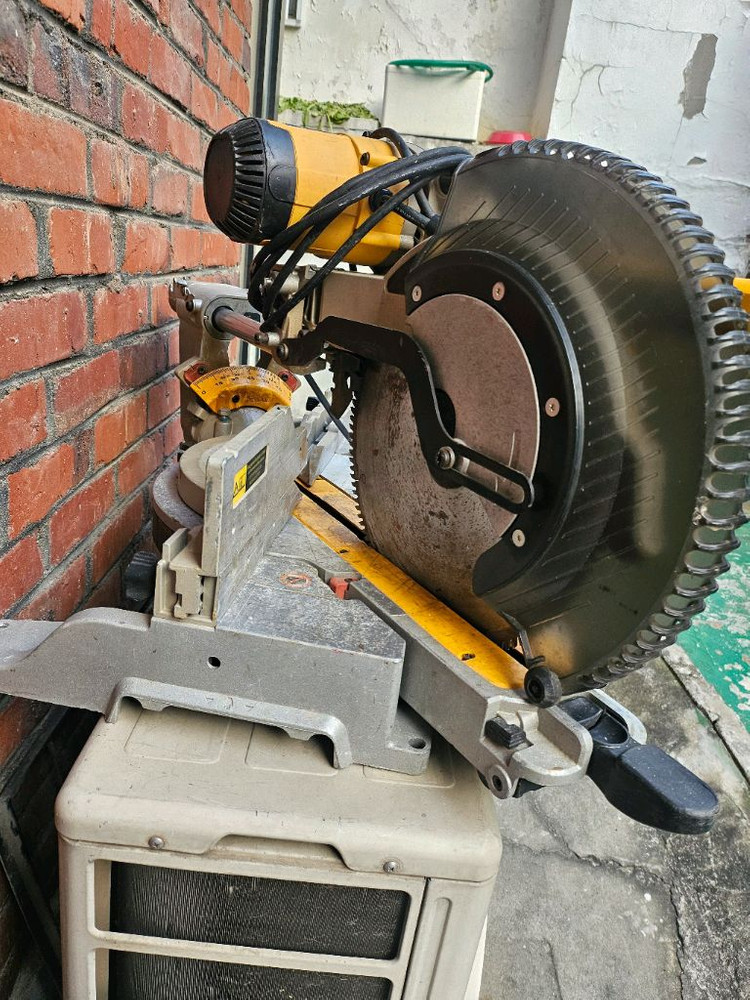 디월트 12인치 슬라이딩 각도절단기 마이터쏘 이미지