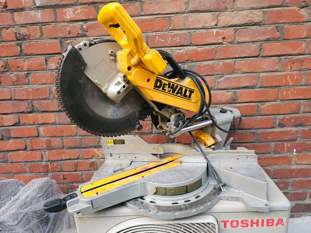 디월트 12인치 슬라이딩 각도절단기 마이터쏘 이미지