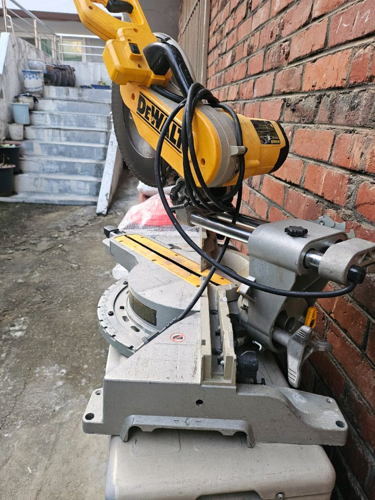 디월트 12인치 슬라이딩 각도절단기 마이터쏘 이미지