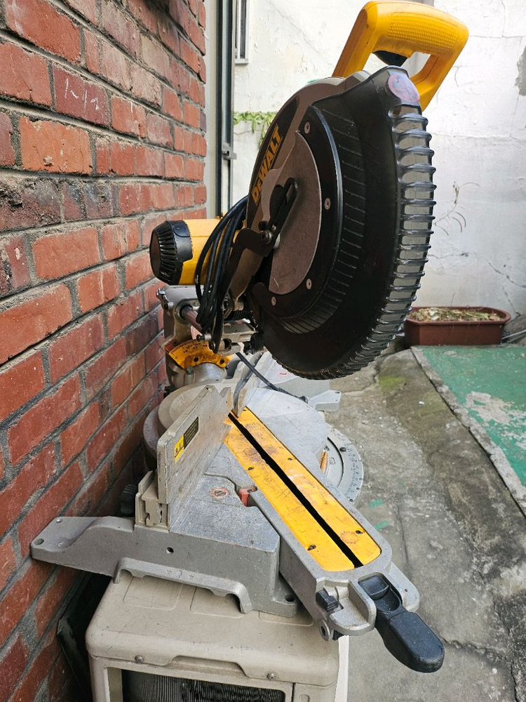 디월트 12인치 슬라이딩 각도절단기 마이터쏘 이미지