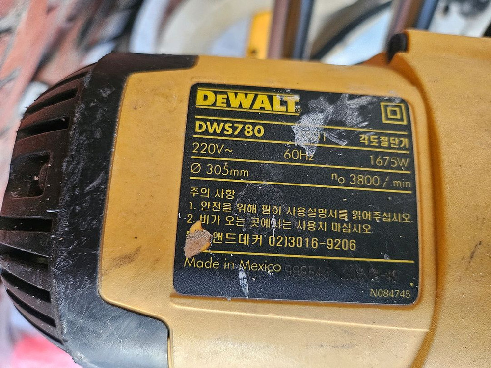 디월트 12인치 슬라이딩 각도절단기 마이터쏘 이미지