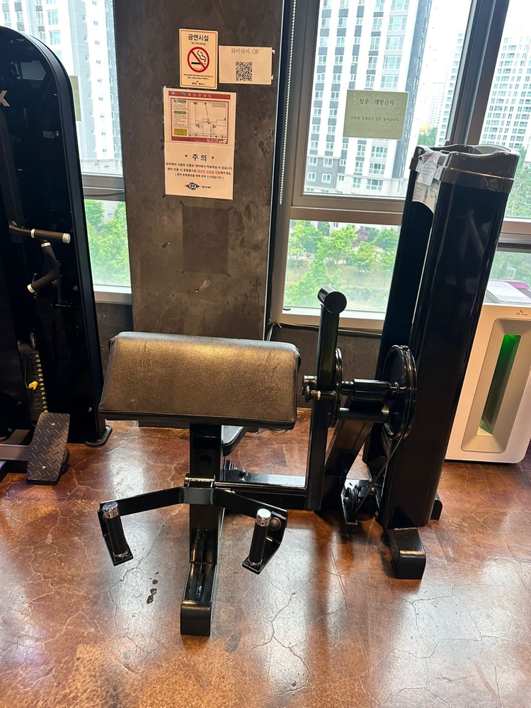 헬스장 운동기구 세트 이미지