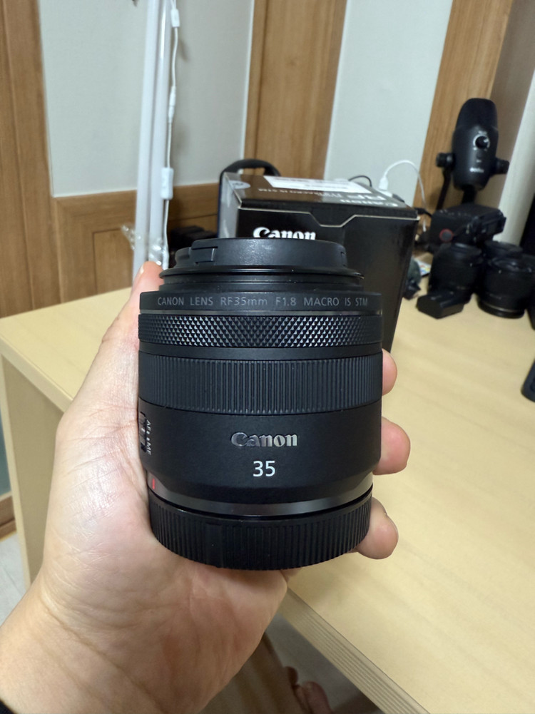 캐논 RF 마크로 렌즈 35mm F1.8--1