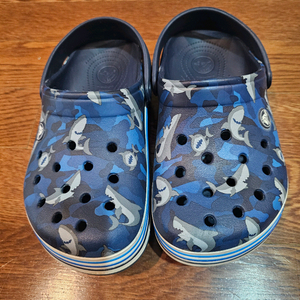 크록스 아동 클로그 J3 상어 패턴 220정도
