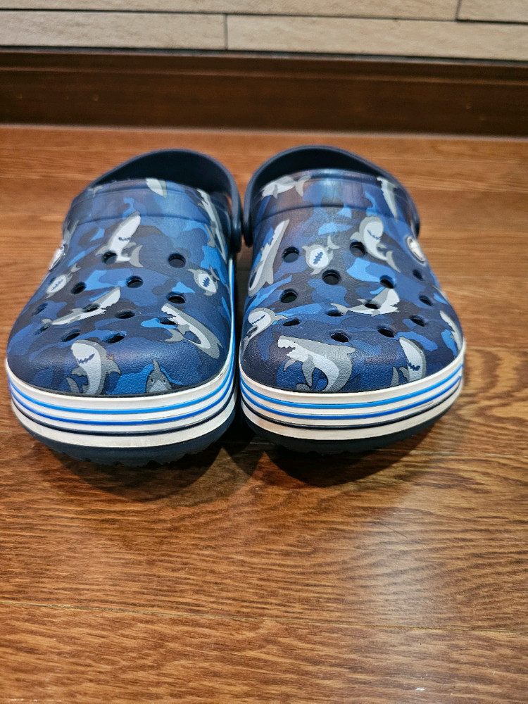 크록스 아동 클로그 J3 상어 패턴 220정도--1