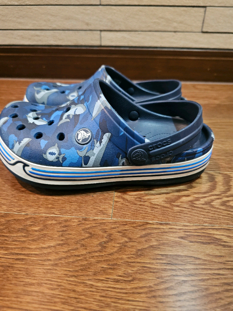 크록스 아동 클로그 J3 상어 패턴 220정도--2