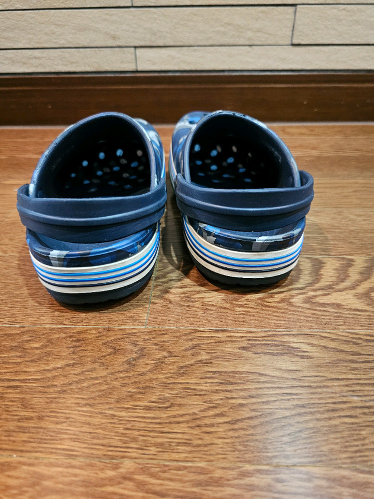 크록스 아동 클로그 J3 상어 패턴 220정도--3