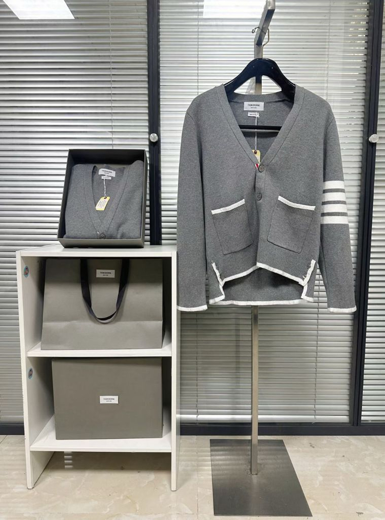 톰브라운 밀라노 스티치 브이넥 가디건 라이트 그레이 이미지