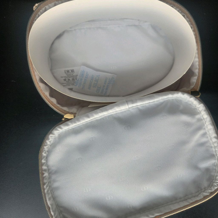 정품 디올 뷰티 홀리데이 파우치 이미지