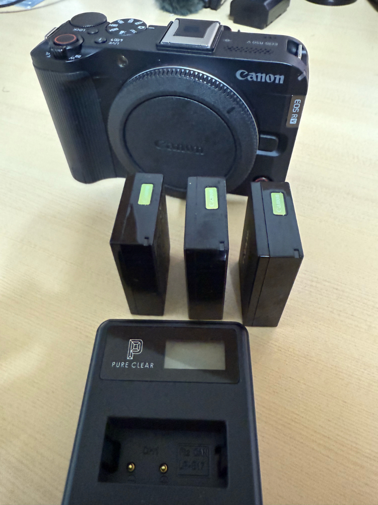R50V 바디킷(미등록정품, 상태매우좋음) + 정품배터리(추가)2개 + L플레이트(그립) 판매 + 미니삼각대(캐논)--1