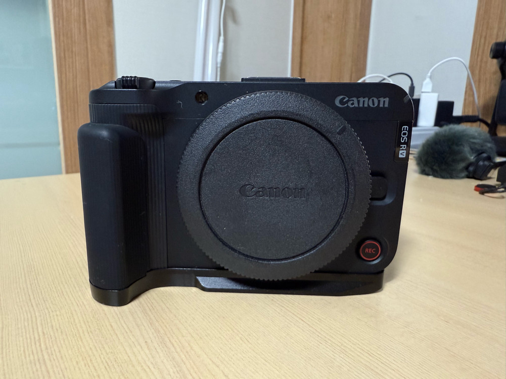 R50V 바디킷(미등록정품, 상태매우좋음) + 정품배터리(추가)2개 + L플레이트(그립) 판매 + 미니삼각대(캐논)--2