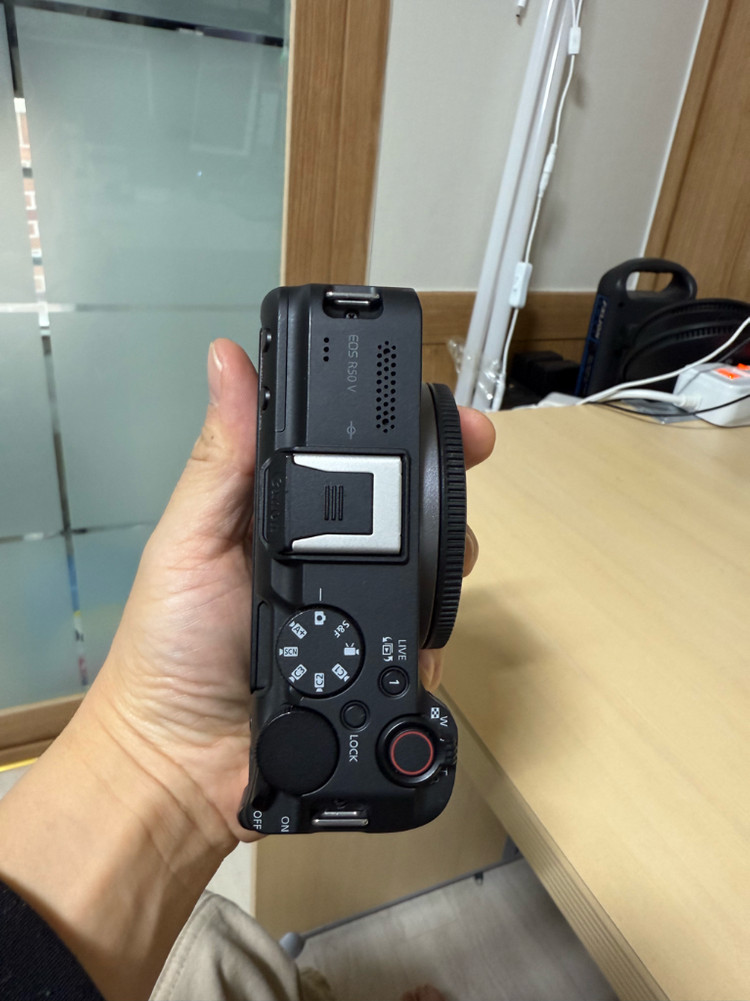 R50V 바디킷(미등록정품, 상태매우좋음) + 정품배터리(추가)2개 + L플레이트(그립) 판매 + 미니삼각대(캐논)--3