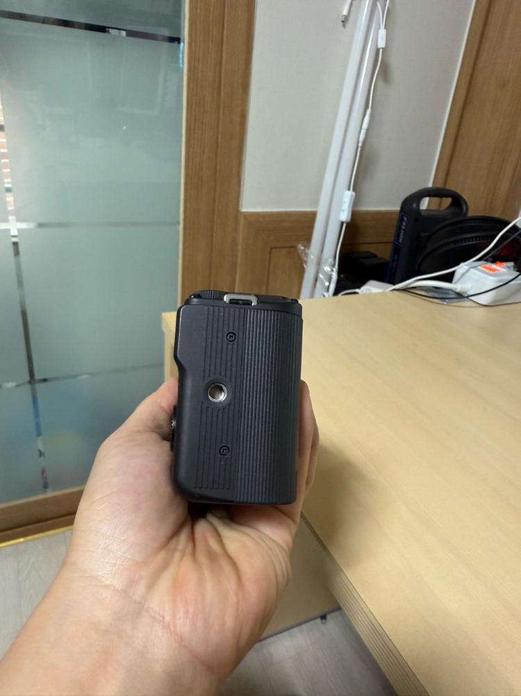 R50V 바디킷(미등록정품, 상태매우좋음) + 정품배터리(추가)2개 + L플레이트(그립) 판매 + 미니삼각대(캐논)--4