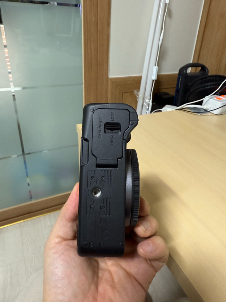 R50V 바디킷(미등록정품, 상태매우좋음) + 정품배터리(추가)2개 + L플레이트(그립) 판매 + 미니삼각대(캐논)--5