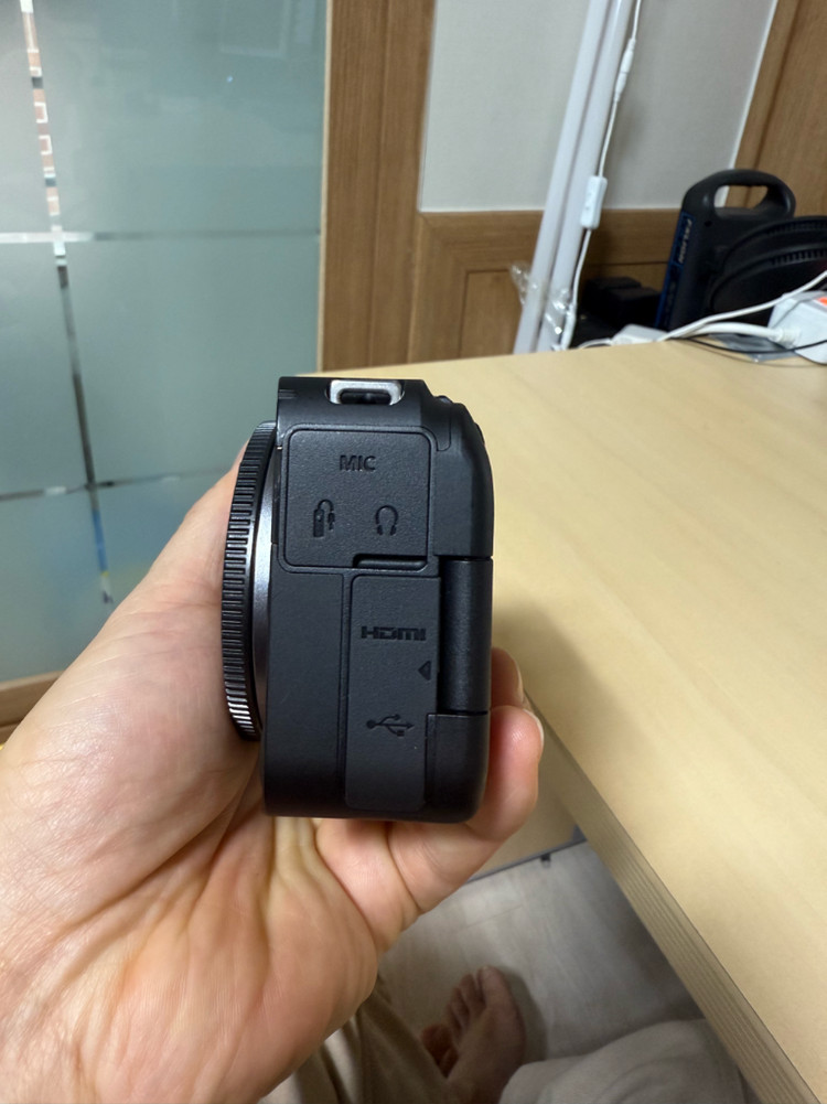 R50V 바디킷(미등록정품, 상태매우좋음) + 정품배터리(추가)2개 + L플레이트(그립) 판매 + 미니삼각대(캐논)--6