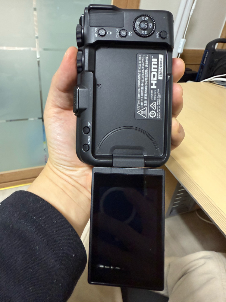 R50V 바디킷(미등록정품, 상태매우좋음) + 정품배터리(추가)2개 + L플레이트(그립) 판매 + 미니삼각대(캐논)--7